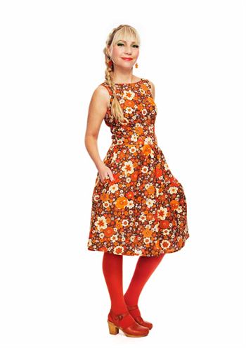Blomstret brun og orange ærmeløs kjole med skrålommer fra Cissi och Selma